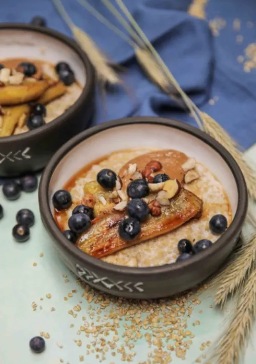 Auzu putra ar karamelizētiem banāniem