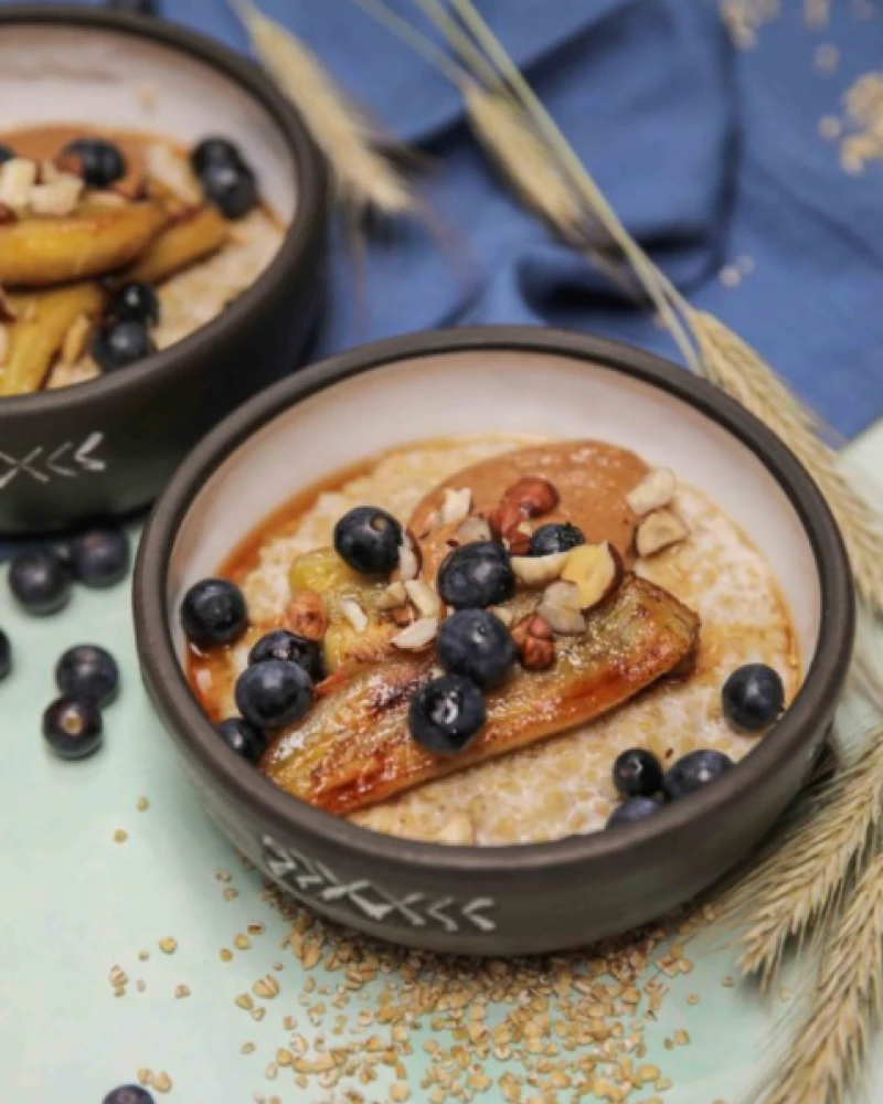 Auzu putra ar karamelizētiem banāniem