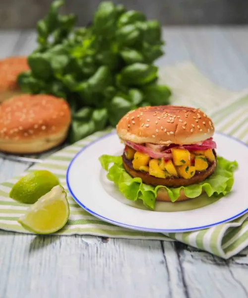 Burgers ar sojas burgera kotleti un mango salsu