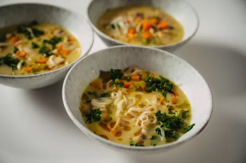 Dārzeņu tom kha zupa ar nūdelēm