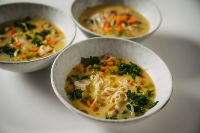 Dārzeņu tom kha zupa ar nūdelēm