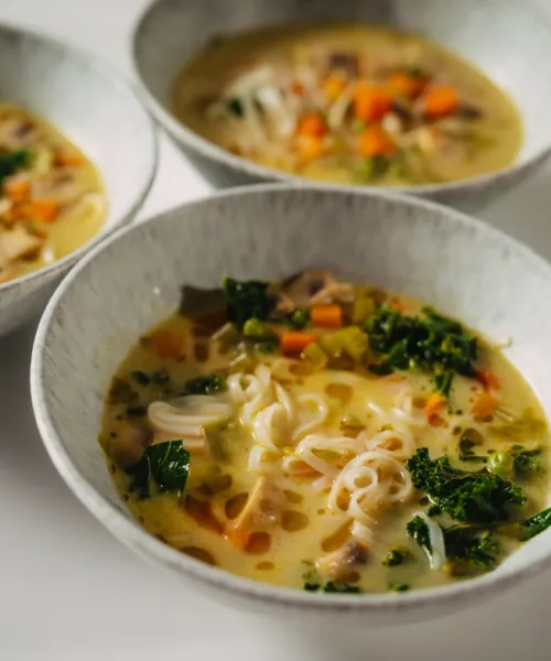 Dārzeņu tom kha zupa ar nūdelēm