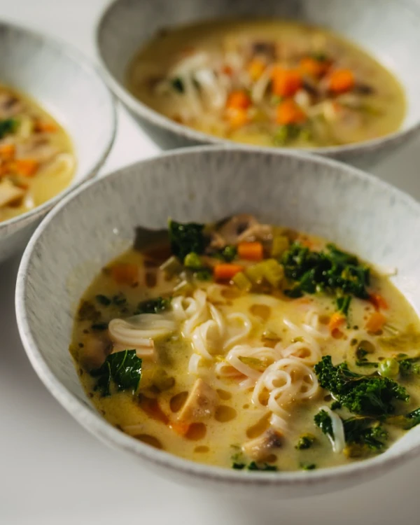 Dārzeņu tom kha zupa ar nūdelēm