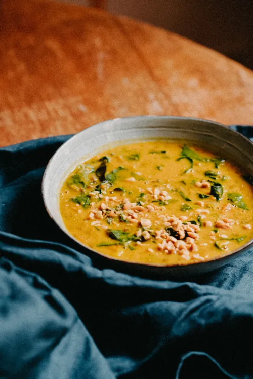 Dārzeņu un zemesriekstu karija zupa