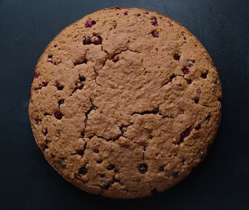 Kukurūzas kūka ar dzērvenēm