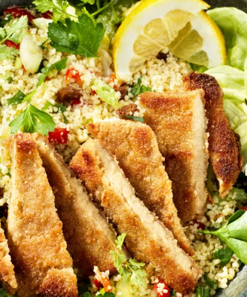 Kuskusa–dārzeņu salāti ar zaļumiem un garden gourmet šniceli