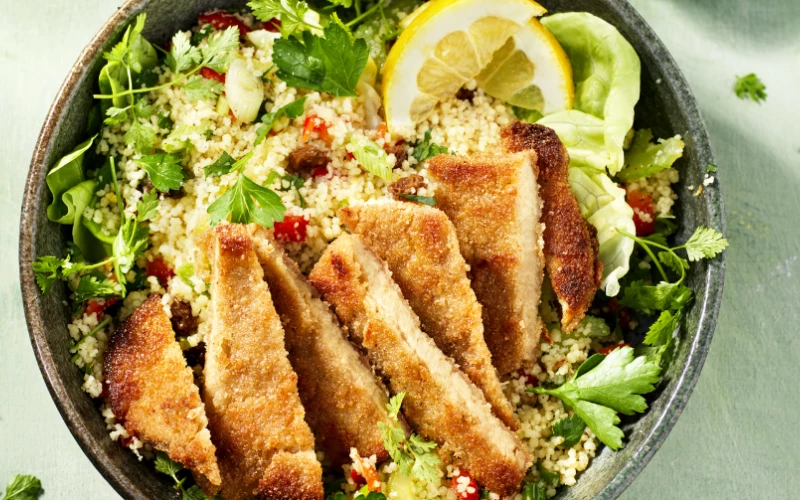 Kuskusa–dārzeņu salāti ar zaļumiem un garden gourmet šniceli