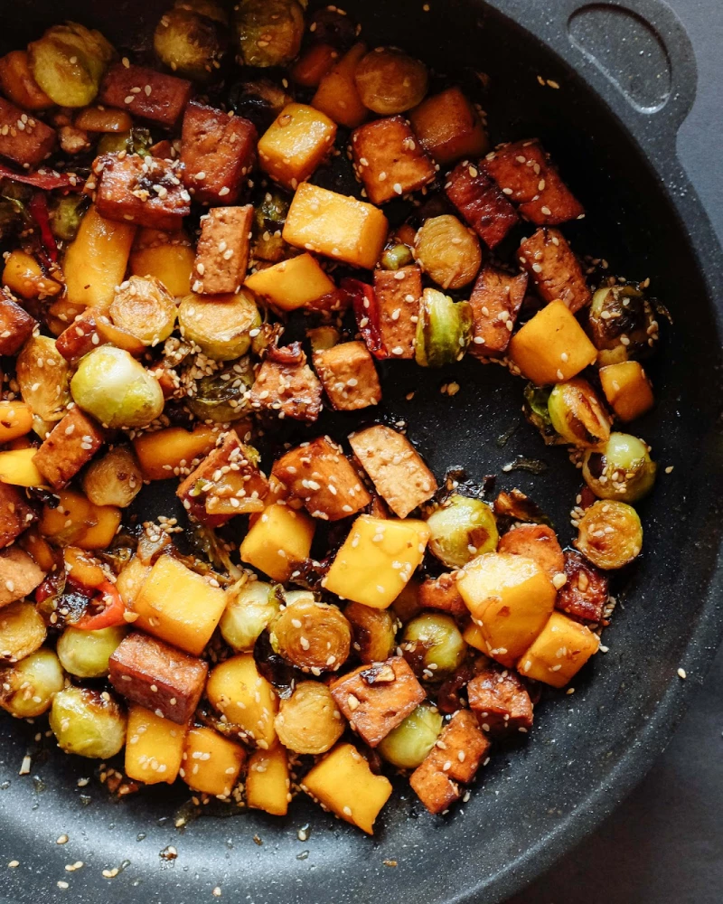 Kvinoja ar marinētu tofu, briseles kāpostiem un mango