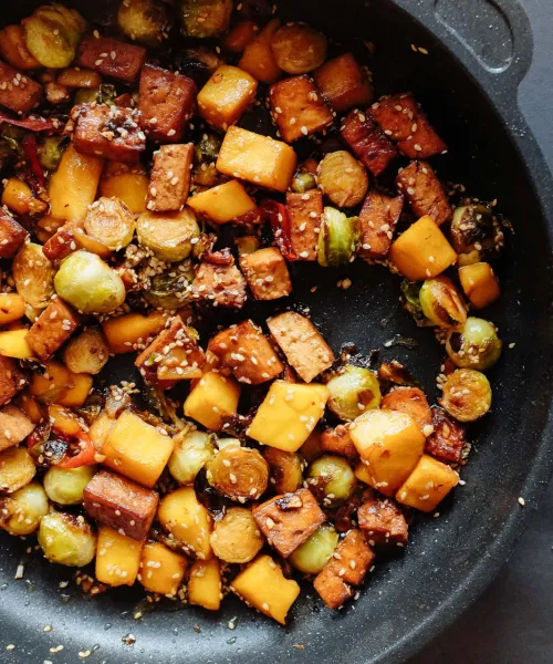 Kvinoja ar marinētu tofu, briseles kāpostiem un mango