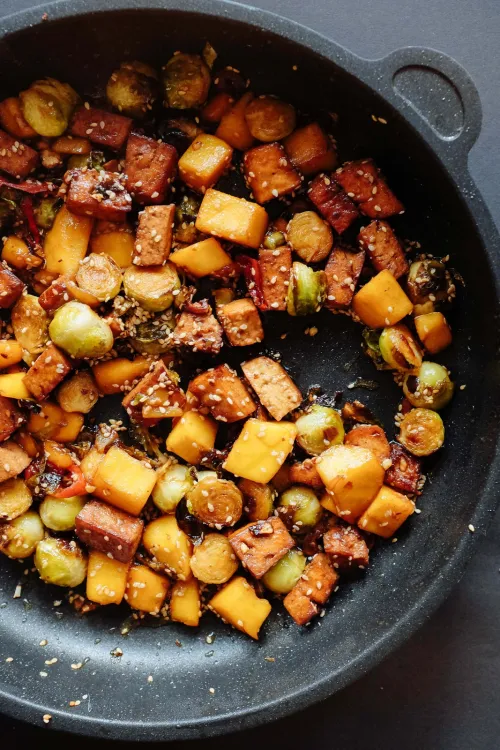 Kvinoja ar marinētu tofu, briseles kāpostiem un mango