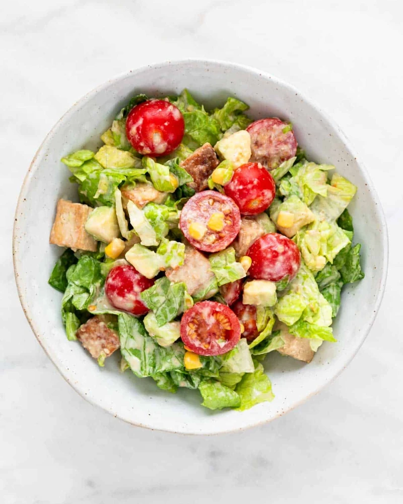 Marinēta tofu salāti ar citrona-tahini mērcīti