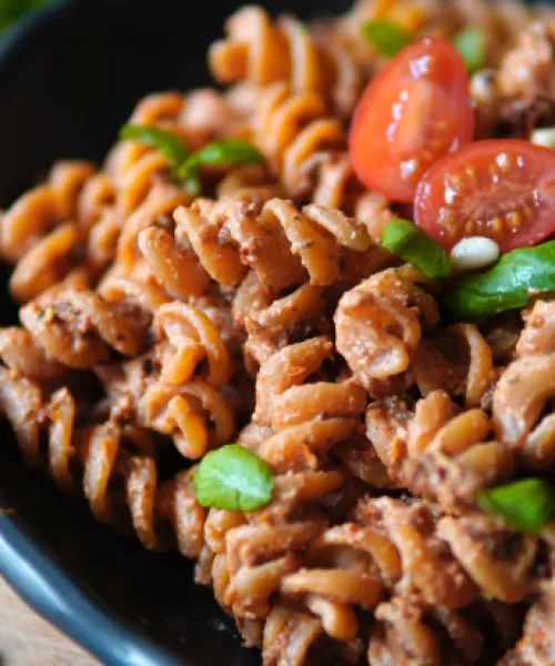 Pasta ar saulē kaltētu tomātu pesto