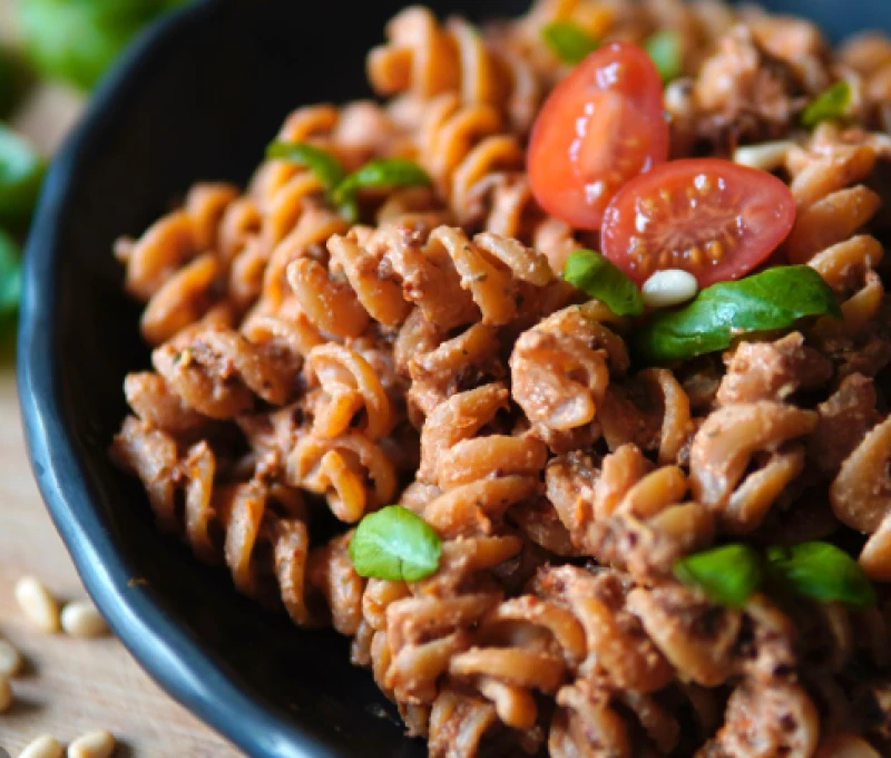 Pasta ar saulē kaltētu tomātu pesto