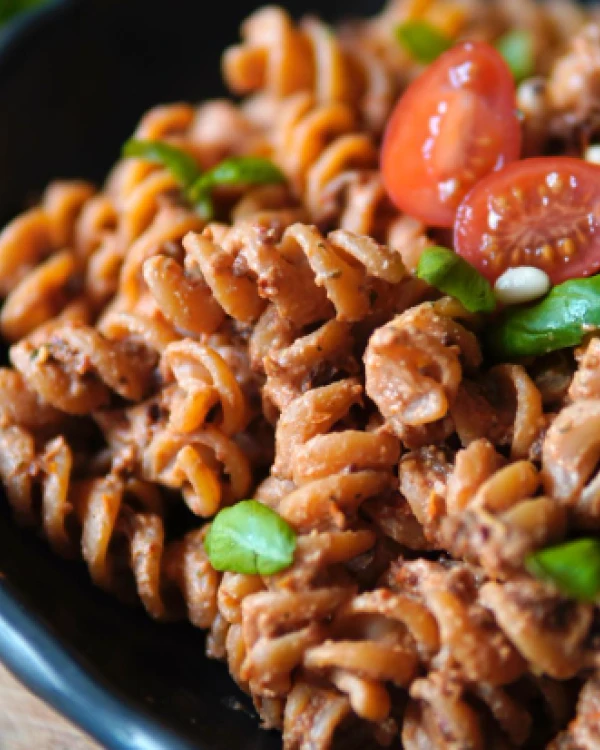 Pasta ar saulē kaltētu tomātu pesto