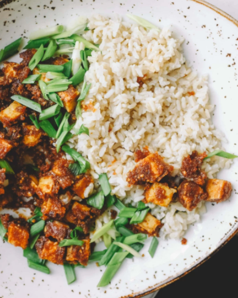 Pikantais zemesriekstu tofu