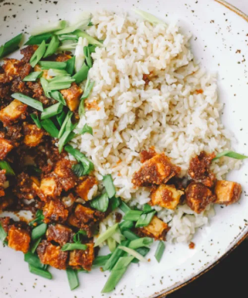 Pikantais zemesriekstu tofu
