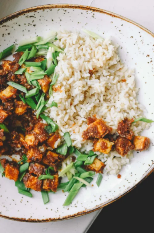 Pikantais zemesriekstu tofu