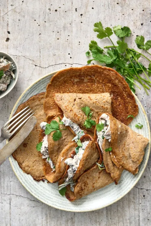 Pildītās griķu pankūkas ar spinātiem un sēnēm