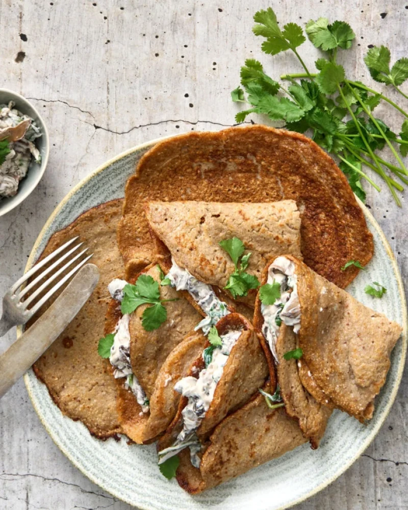 Pildītās griķu pankūkas ar spinātiem un sēnēm