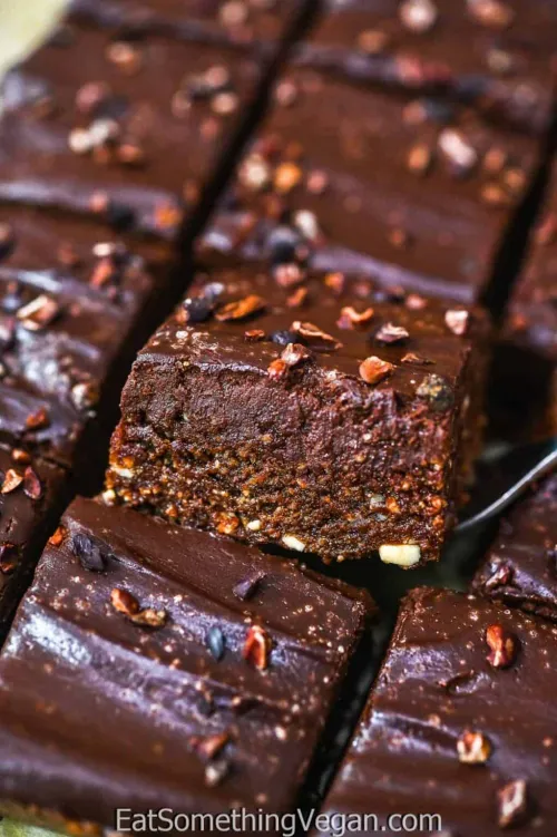 Šokolādes-lazdu riekstu kvadrātiņi