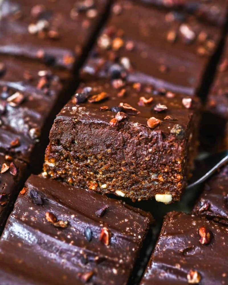 Šokolādes-lazdu riekstu kvadrātiņi