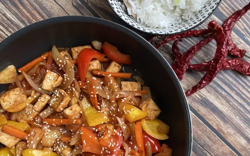 Tofu saldskābajā mērcē ar ananasiem