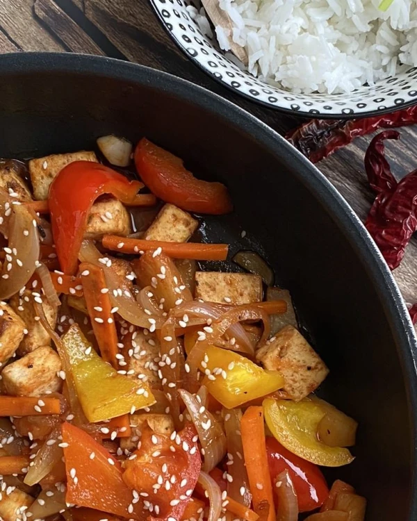 Tofu saldskābajā mērcē ar ananasiem
