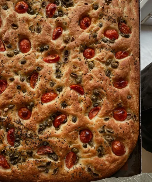 Fokača ar tomātiem un olīvām