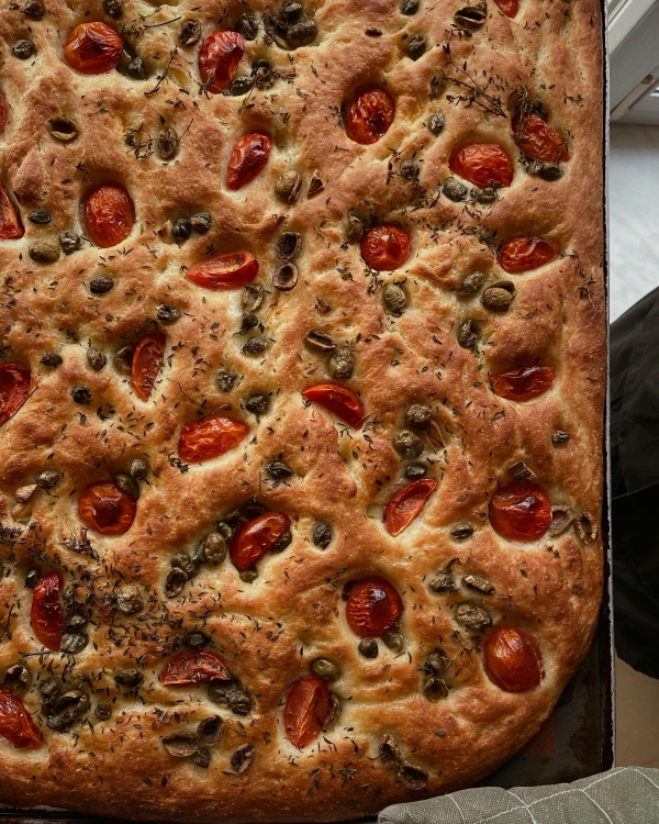 Fokača ar tomātiem un olīvām