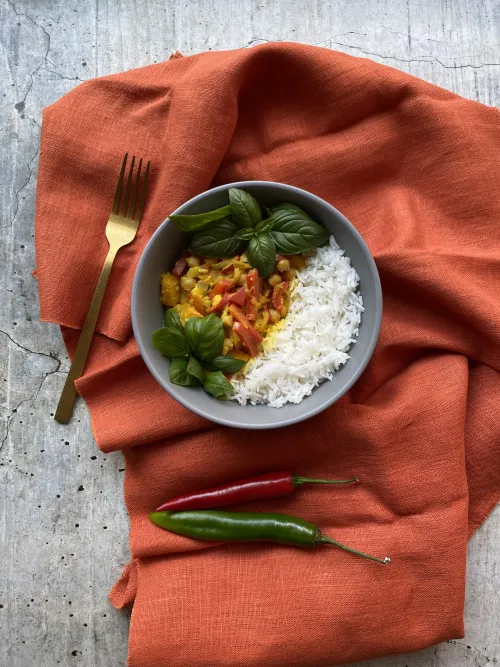 Pikantais ķirbju un turku zirņu karijs ar basmati rīsiem