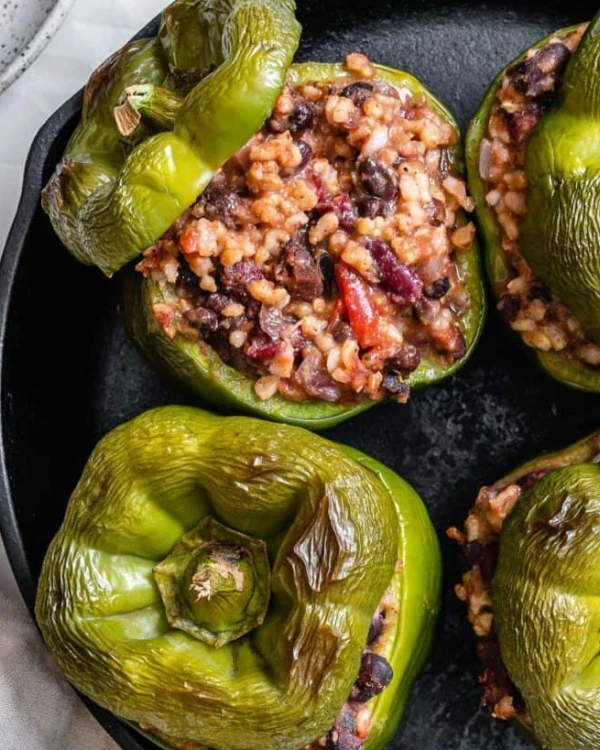 Pildīta paprika ar rīsiem un pupiņām