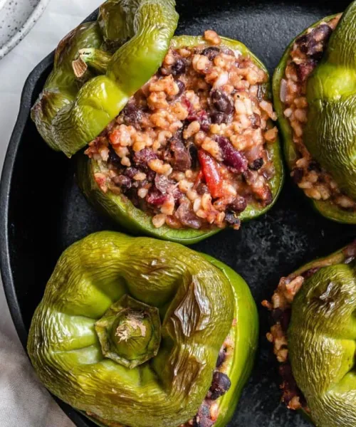 Pildīta paprika ar rīsiem un pupiņām