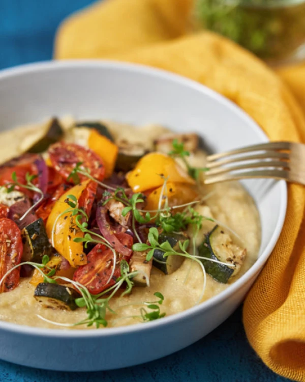 Polenta ar krāsnī ceptiem dārzeņiem