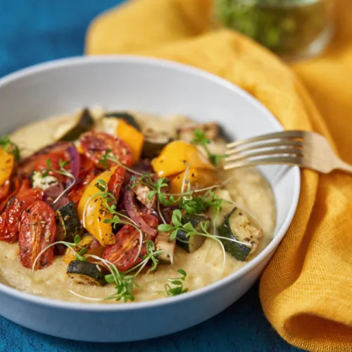 Polenta ar krāsnī ceptiem dārzeņiem