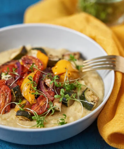 Polenta ar krāsnī ceptiem dārzeņiem