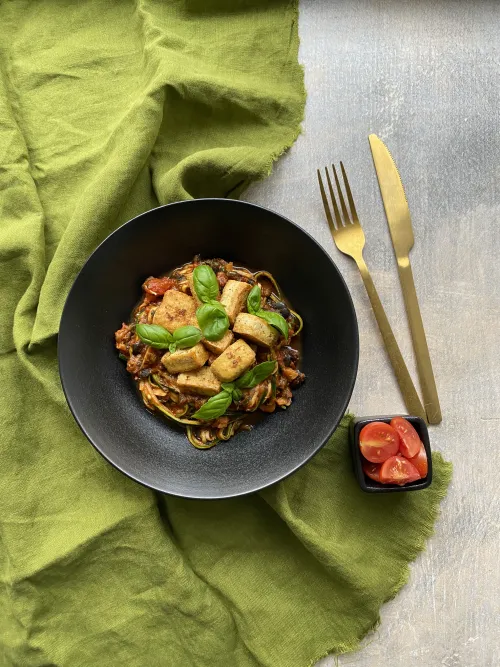 Puttanesca ar kraukšķīgi apceptu tofu un cukīni “nūdelēm”