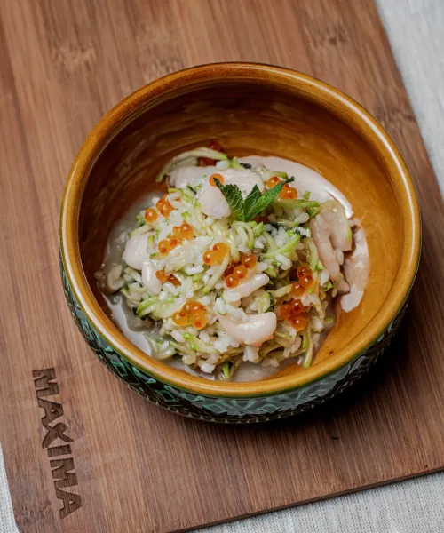 Risoto ar “garnelēm”, dārzeņiem un sarkano “ikru” dekoru