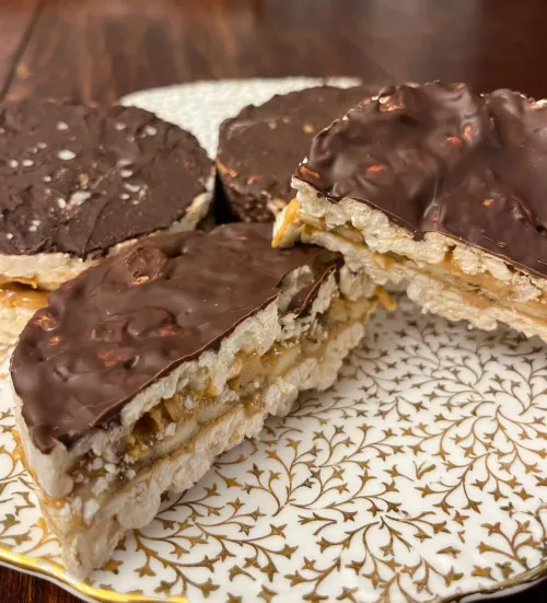 Rīsu galetes ar zemesriekstu sviestu un šokolādi