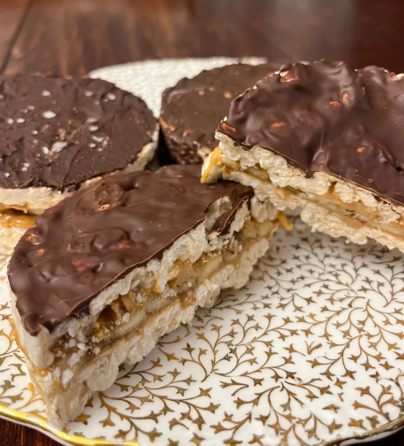 Rīsu galetes ar zemesriekstu sviestu un šokolādi