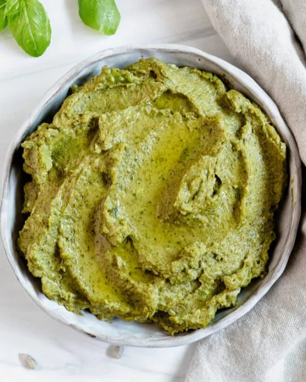 Saulespuķu sēklu pesto ar baziliku