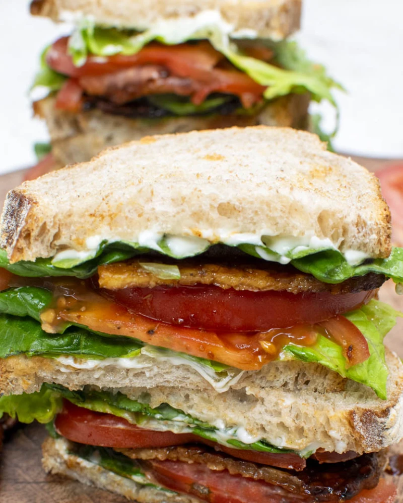 Sendvičs ar tempes bekonu