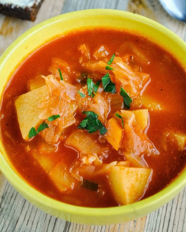Skābētu kāpostu un tomātu zupa