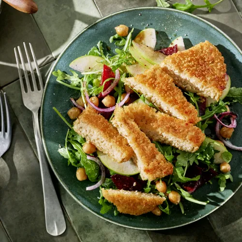 Šnicele ar ābolu un turku zirņu salātiem