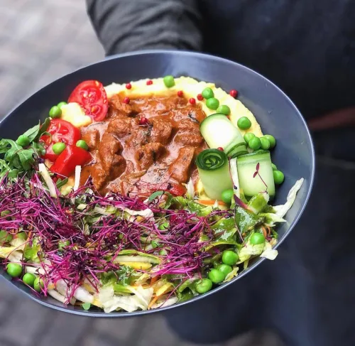 Sojas gulašs ar kartupeļu biezeni un svaigiem salātiem