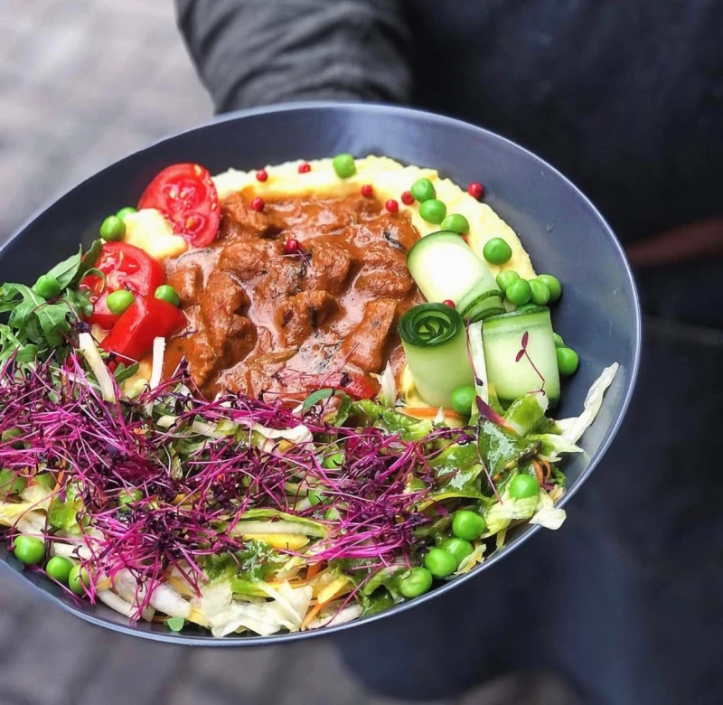 Sojas gulašs ar kartupeļu biezeni un svaigiem salātiem