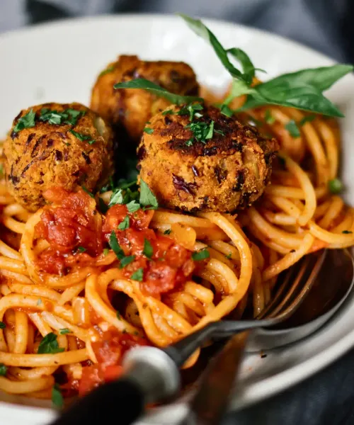 Spageti ar pupiņu bumbiņām paprikas mērcē