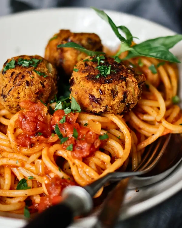 Spageti ar pupiņu bumbiņām paprikas mērcē