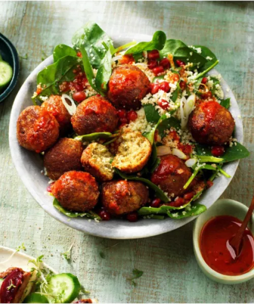 Spinātu un kuskusa salāti ar falafeliem