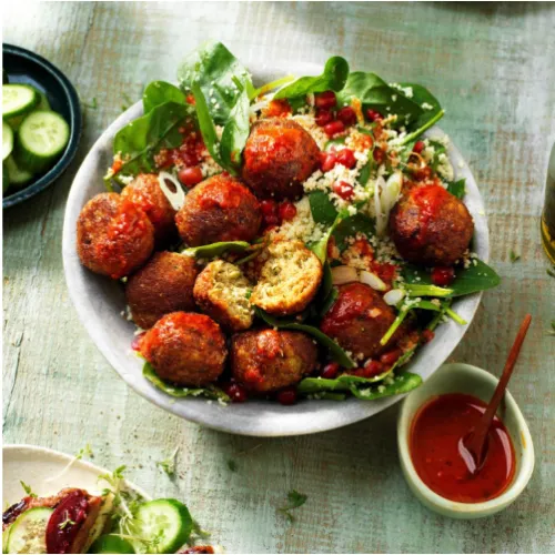 Spinātu un kuskusa salāti ar falafeliem