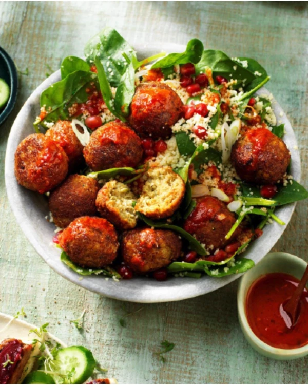 Spinātu un kuskusa salāti ar falafeliem